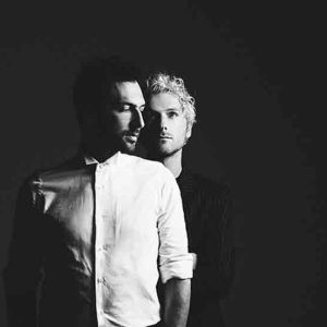 دانلود آهنگ لیلی ( U Turn Lili ) از بند آرون (َ AaRON ) به همراه ترجمه