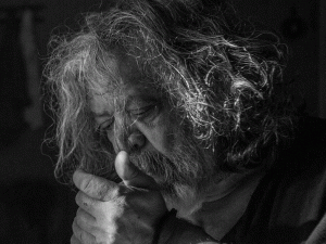 نقد فیلم پیرپسر – از حواشی جنجالی تا انتقام