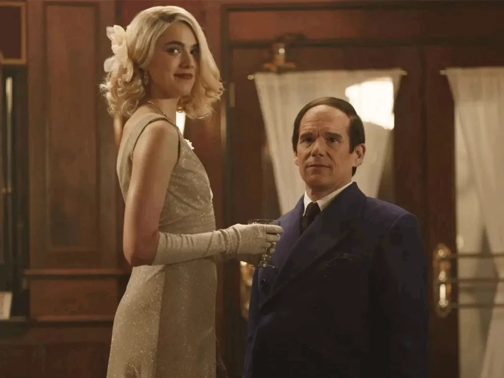 «ایتان هاوک» (Ethan Hawke) در نقش لورنز هارت در فیلم ماه آبی 2025